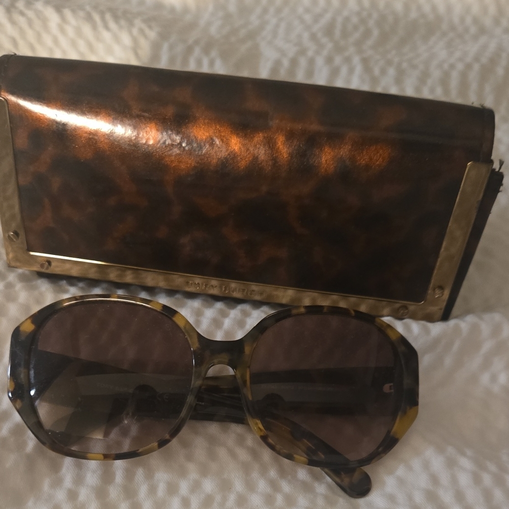 Tory Burch Tortoise Shell Sunglasses and Wallet Set